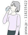 コップの水を飲む横顔の女性のイラスト　シニア　 118235422