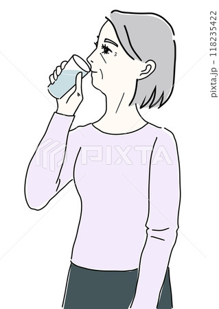 コップの水を飲む横顔の女性のイラスト シニア コップの水を飲む横顔の女性のイラスト シニア 118235422