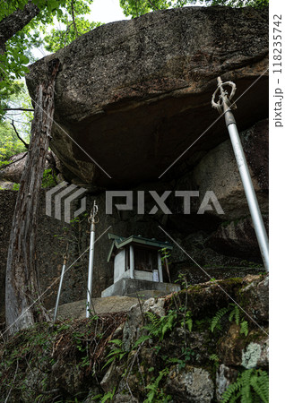 山の中にある祠　里宮神社 118235742