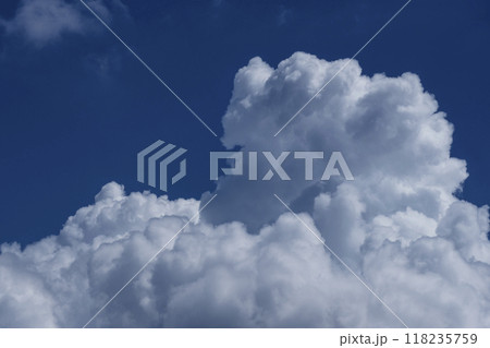 夏の青空と白い雲 発達する積乱雲 夏のイメージ 夏の空の風景 背景素材 イメージ素材 夏の青空と白い雲 発達する積乱雲 夏のイメージ 夏の空の風景 背景素材 イメージ素材 118235759