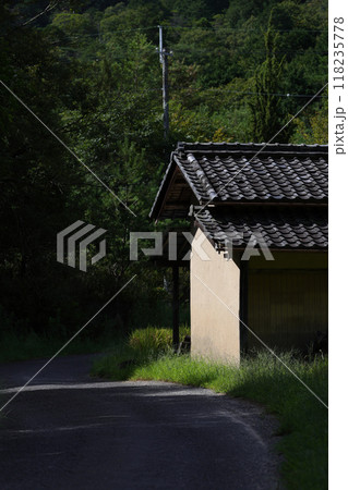 田園の古びた作業小屋 118235778