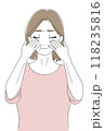 顔に両手を当てる女性　シニア　スキンケア 118235816