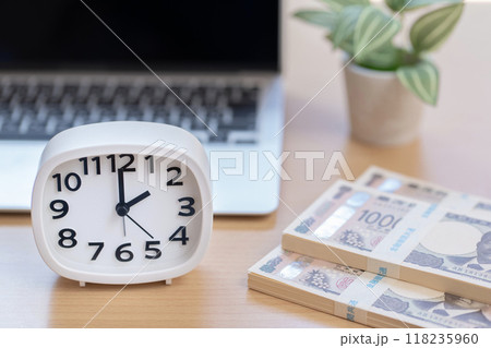 時計とお金　時間　2時　14時　2：00　14：00 118235960
