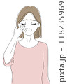 顔に片手を当てるシニア女性　スキンケア 118235969