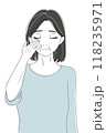 顔に片手を当てるシニア女性　スキンケア 118235971