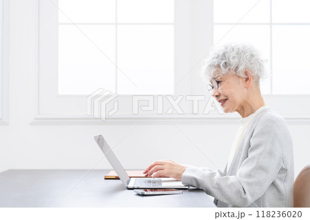 ビジネススーツを着たシニア女性　ビジネスイメージ 118236020