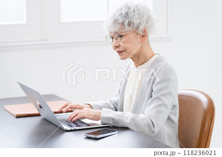 ビジネススーツを着たシニア女性　ビジネスイメージ 118236021