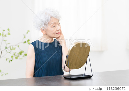 スキンケアをするシニア女性　ビューティイメージ 118236072