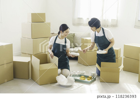 引越し作業をする女性引越し業者2人 118236393
