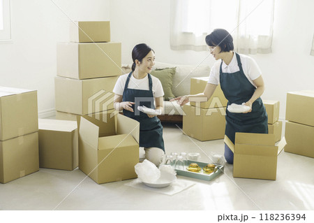 引越し作業をする女性引越し業者2人 118236394