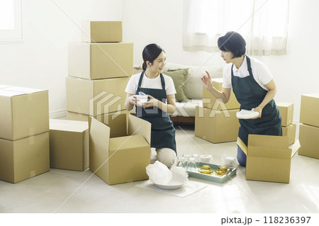 引越し作業をする女性引越し業者2人 118236397