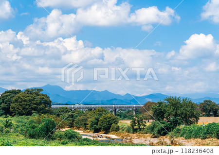 夏の青空と高速道路と山並みが見える風景 118236408