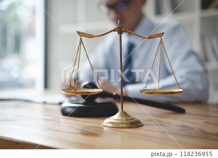 Judges male lawyers Consultation of businessmen legal services Consulting in regard to the various contracts to plan the case in court. Judges male lawyers Consultation of businessmen legal services Consulting in regard to the various contracts to plan the case in court. 118236955