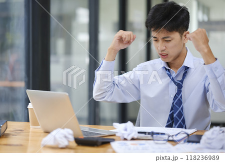 Frustrated Businessman Yelling at Laptop in Anger 118236989