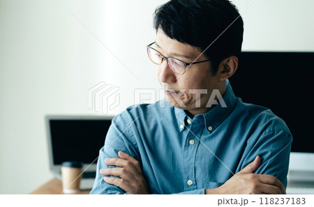 パソコンの前で悩む男性 パソコンの前で悩む男性 118237183