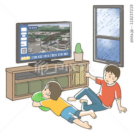 テレビで災害情報を見る子ども 118237219