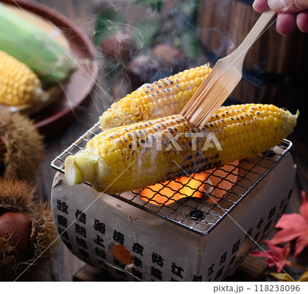 秋の味覚 焼きとうもろこし 118238096