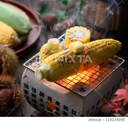 秋の味覚 焼きとうもろこし 秋の味覚 焼きとうもろこし 118238098