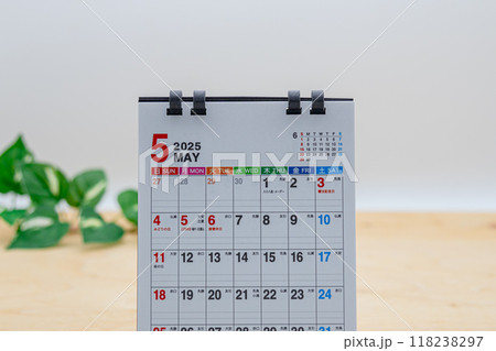 2025年5月のカレンダー　令和7年の卓上カレンダー 118238297