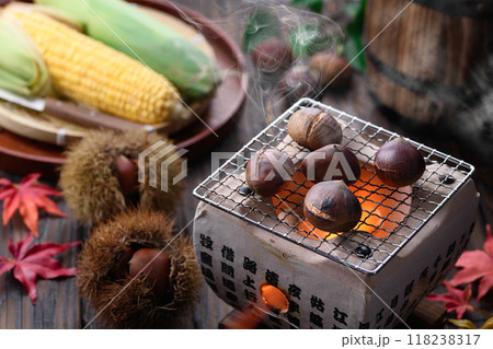 秋の味覚 焼き栗 118238317