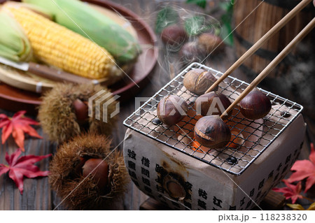 秋の味覚 焼き栗 118238320