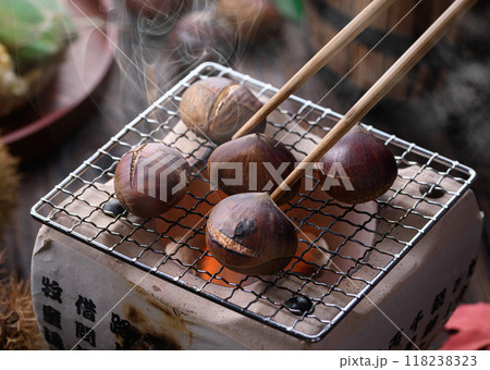 秋の味覚 焼き栗 118238323