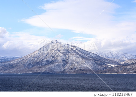 北海道千歳市、野鳥の森展望台から眺めた真冬の恵庭岳【2月】 北海道千歳市、野鳥の森展望台から眺めた真冬の恵庭岳【2月】 118238467