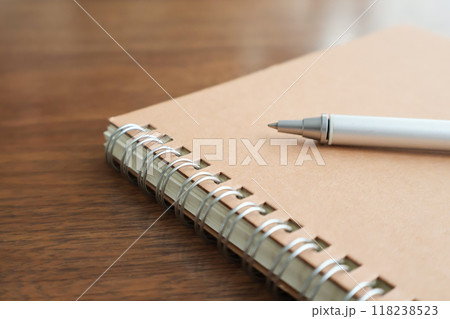 机の上のリングノートとボールペン 118238523