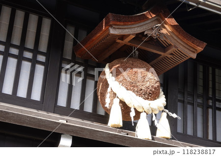 城下町の町並み 歴史ある酒蔵の酒林(杉玉) 城下町の町並み 歴史ある酒蔵の酒林(杉玉) 118238817