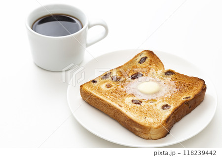 白背景にレーズンパンとコーヒー 白背景にレーズンパンとコーヒー 118239442