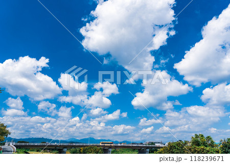 爽やかな夏空の住宅街 118239671