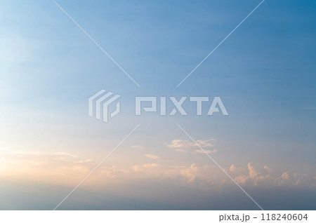 曇りの日の霞んだ日没頃の空 118240604