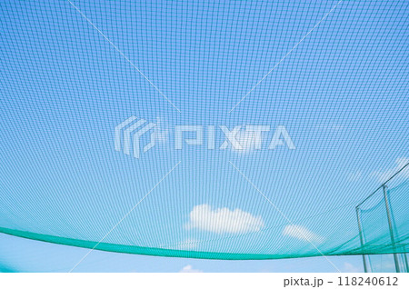 青空にかかる防護ネット 118240612