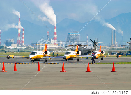 縦列で進む海上自衛隊航空機 U-36A 118241157