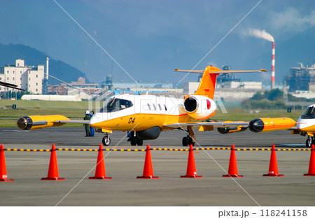 離陸準備中の海上自衛隊航空機 U-36A 118241158
