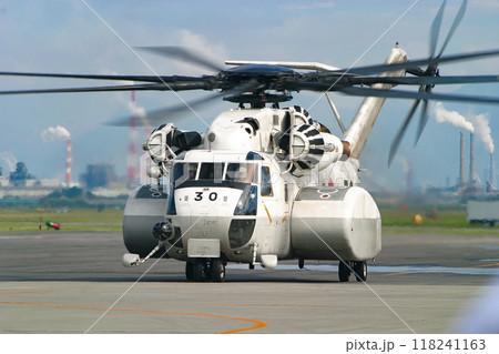 離陸準備中の海上自衛隊 掃海ヘリコプター MH-53E 118241163