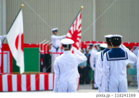 国旗と自衛艦旗に敬礼する海上自衛官 国旗と自衛艦旗に敬礼する海上自衛官 118241169
