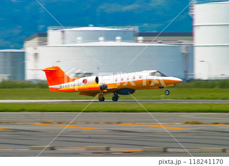 離陸する海上自衛隊の航空機U-36A 118241170