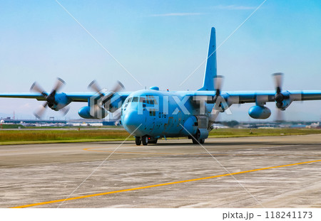 離陸準備中の航空自衛隊輸送機 C-130H 118241173