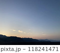 日の出前の朝焼けグラデーション 118241471