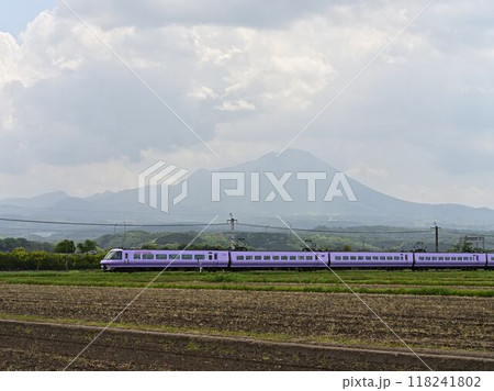 大山をバックに走るやくも 118241802