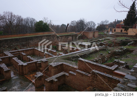 アルハンブラ宮殿の敷地内に残る建築物の跡 アルハンブラ宮殿の敷地内に残る建築物の跡 118242184