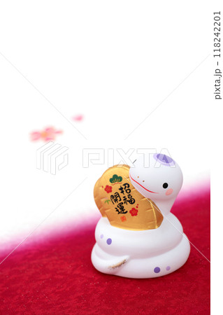 巳年 年賀素材 小判を持って見上げる白巳 巳年 年賀素材 小判を持って見上げる白巳 118242201