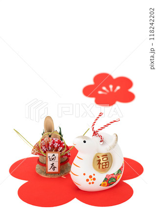 巳年　年賀素材　紅梅の上の白巳と門松 118242202