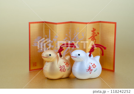 巳年　年賀素材　金銀福寿の巳と金屏風 118242252