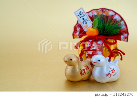 巳年　年賀素材　金銀の福寿巳と正月飾り 118242270