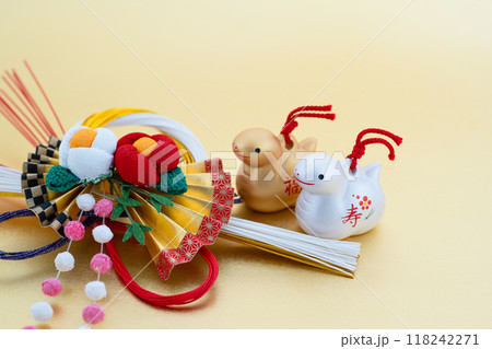 巳年　年賀素材　金銀の福寿巳と正月飾り 118242271