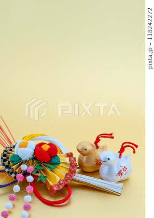 巳年　年賀素材　金銀の福寿巳と正月飾り 118242272