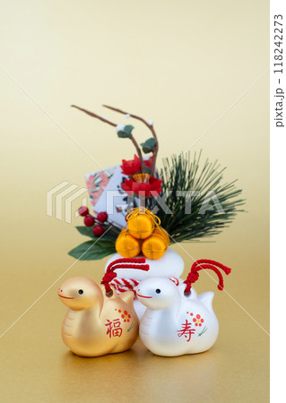 巳年　年賀素材　金銀の福寿巳と正月飾り 118242273