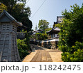 寺院の奥に見えるカトリック教会 118242475